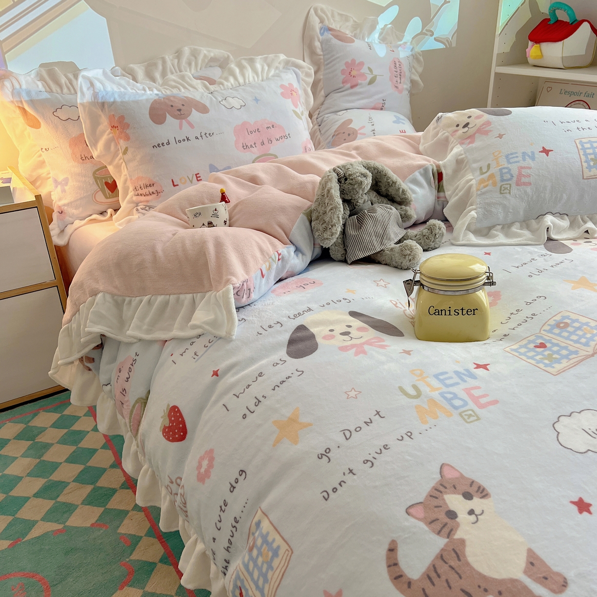 91家纺网 家纺一手货源 找家纺 六巷胡同 2025新款韩式博主风花边款INS卡通A类牛奶绒四件套（第一系） 花边猫狗小课堂