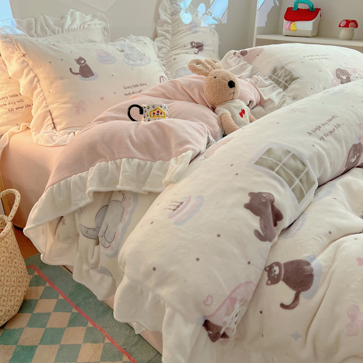 91家纺网 家纺一手货源 找家纺 六巷胡同 2025新款韩式博主风花边款INS卡通A类牛奶绒四件套（第一系） 花边萌象周末趴