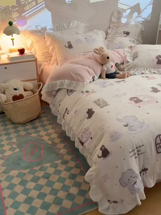 91家纺网 家纺一手货源 找家纺 六巷胡同 2025新款韩式博主风花边款INS卡通A类牛奶绒四件套（第一系） 花边萌象周末趴