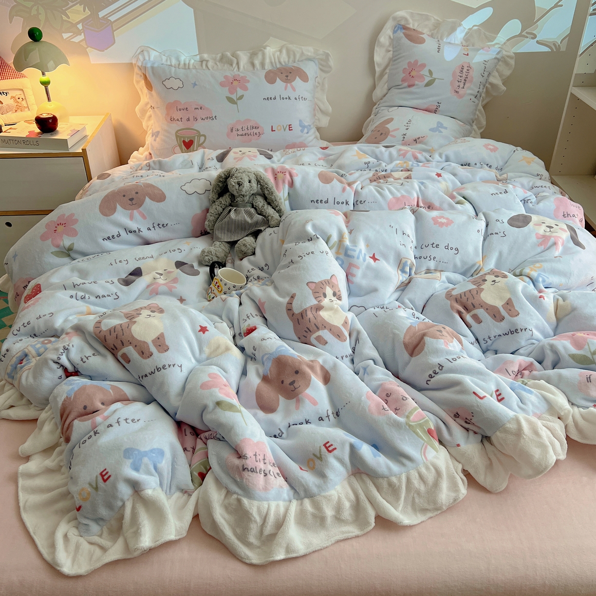 91家纺网 家纺一手货源 找家纺 六巷胡同 2025新款韩式博主风花边款INS卡通A类牛奶绒四件套（第一系） 花边猫狗小课堂