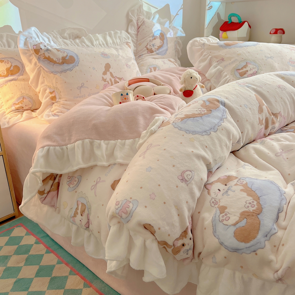 91家纺网 家纺一手货源 找家纺 六巷胡同 2025新款韩式博主风花边款INS卡通A类牛奶绒四件套（第一系） 花边萝莉猫咪崽