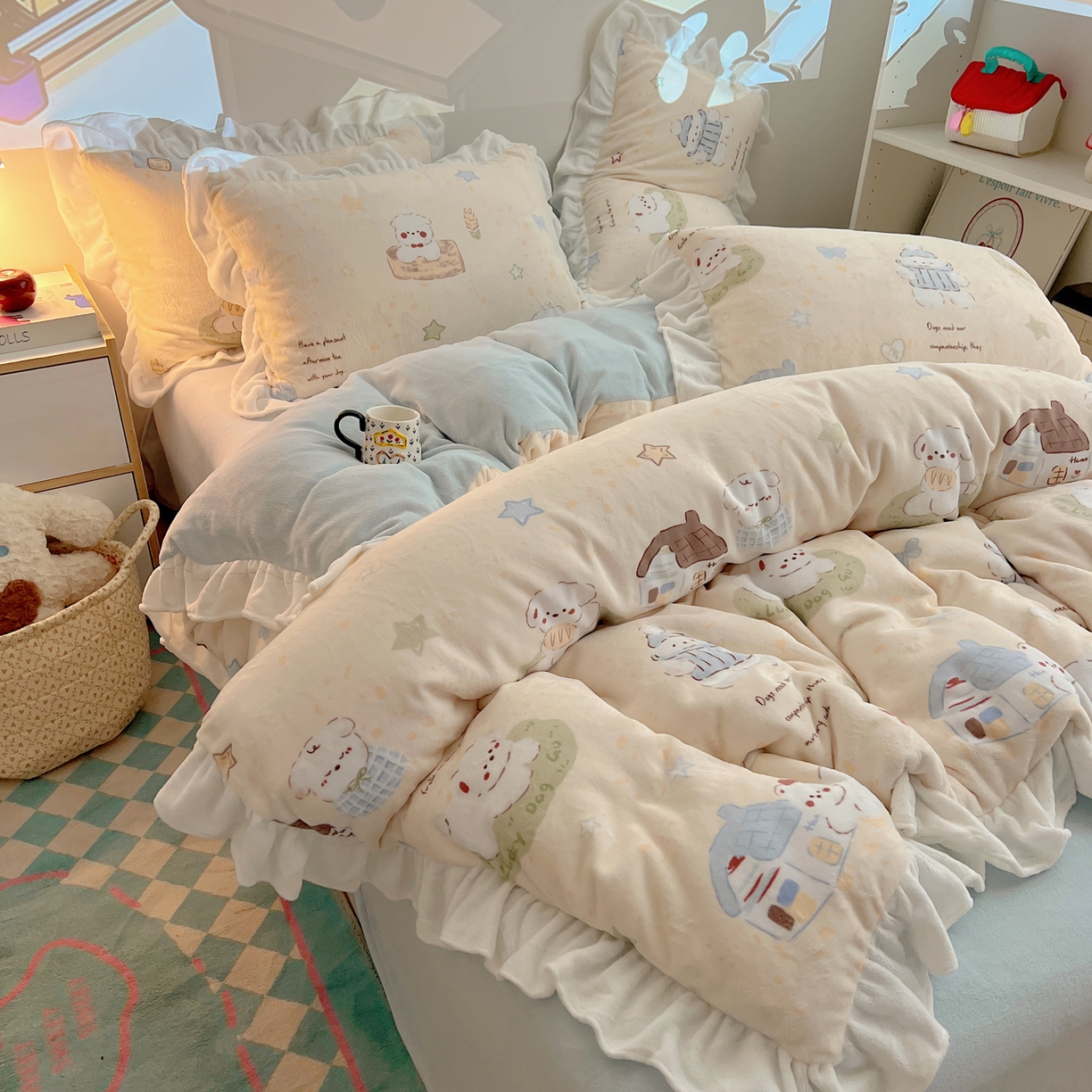 91家纺网 家纺一手货源 找家纺 六巷胡同 2025新款韩式博主风花边款INS卡通A类牛奶绒四件套（第一系） 花边奶萌修狗集