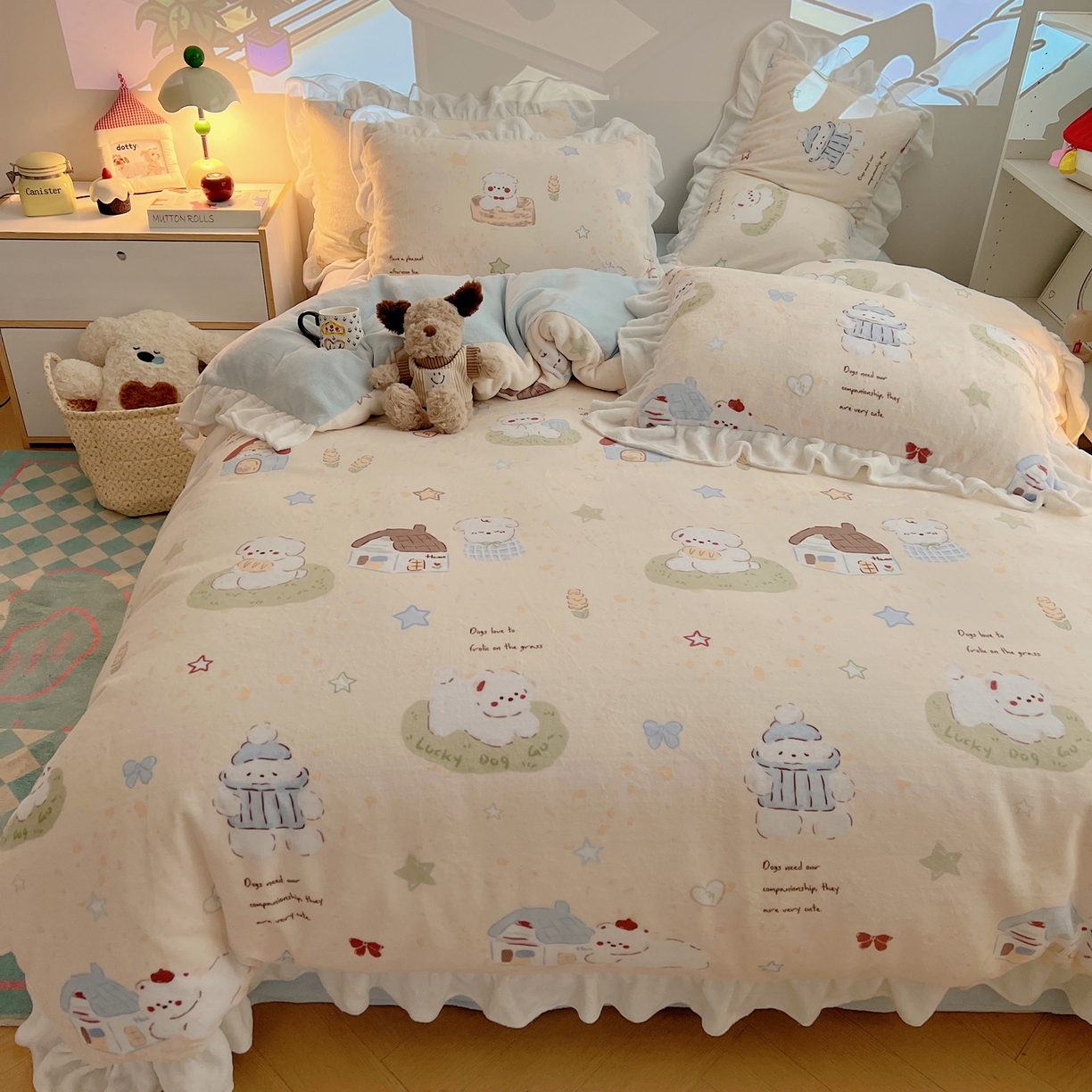 91家纺网 家纺一手货源 找家纺 六巷胡同 2025新款韩式博主风花边款INS卡通A类牛奶绒四件套（第一系） 花边奶萌修狗集