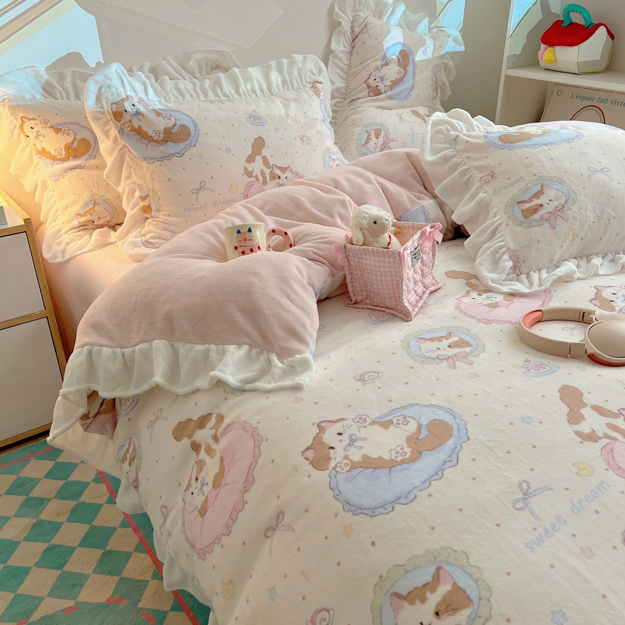 91家纺网 家纺一手货源 找家纺 六巷胡同 2025新款韩式博主风花边款INS卡通A类牛奶绒四件套（第一系） 花边萝莉猫咪崽