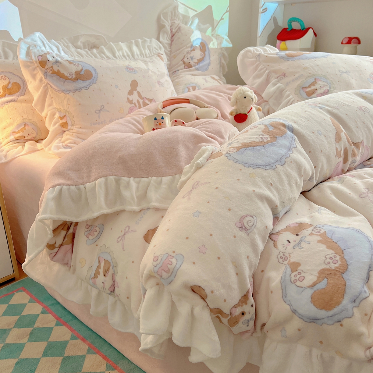 91家纺网 家纺一手货源 找家纺 六巷胡同 2025新款韩式博主风花边款INS卡通A类牛奶绒四件套（第一系） 花边萝莉猫咪崽