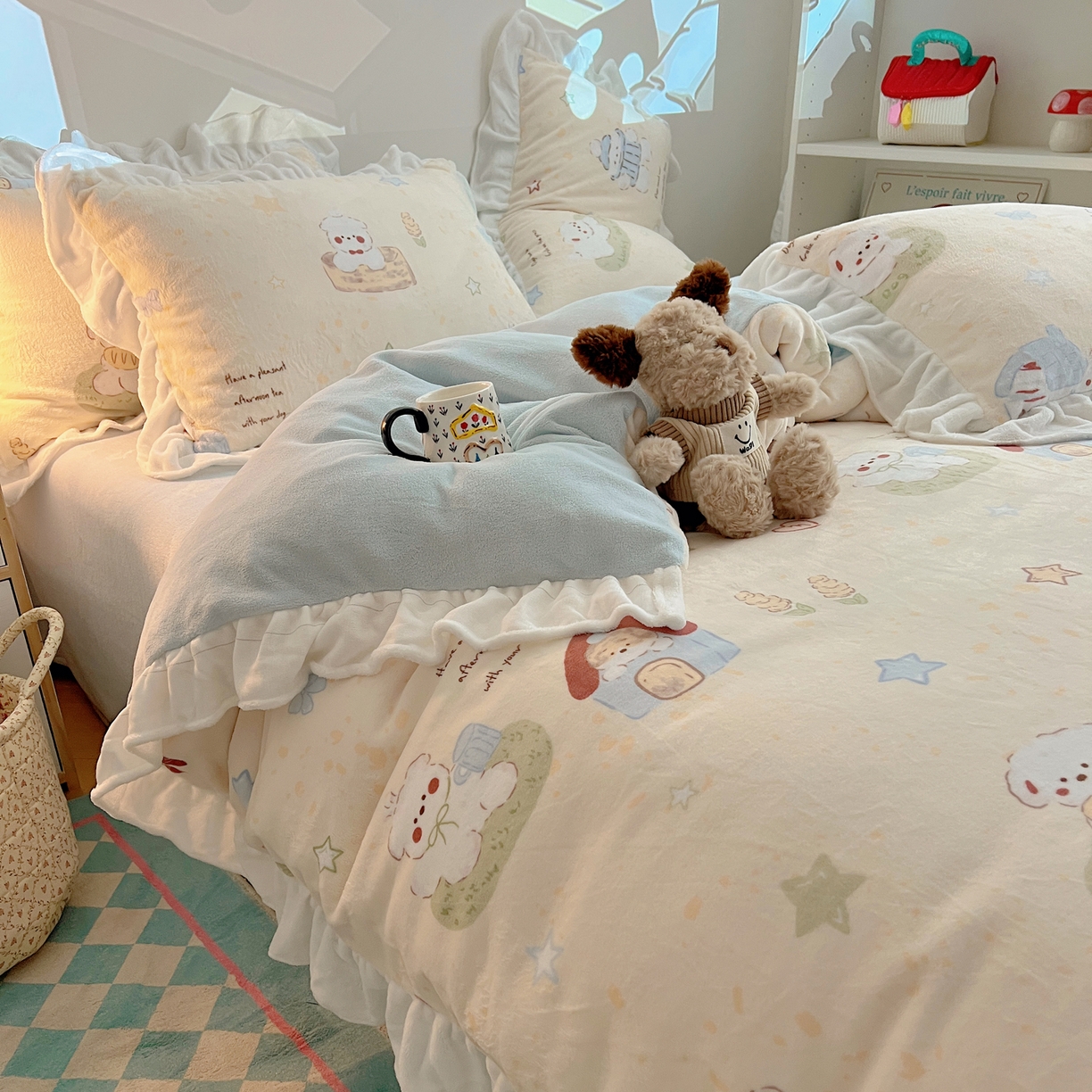 91家纺网 家纺一手货源 找家纺 六巷胡同 2025新款韩式博主风花边款INS卡通A类牛奶绒四件套（第一系） 花边奶萌修狗集