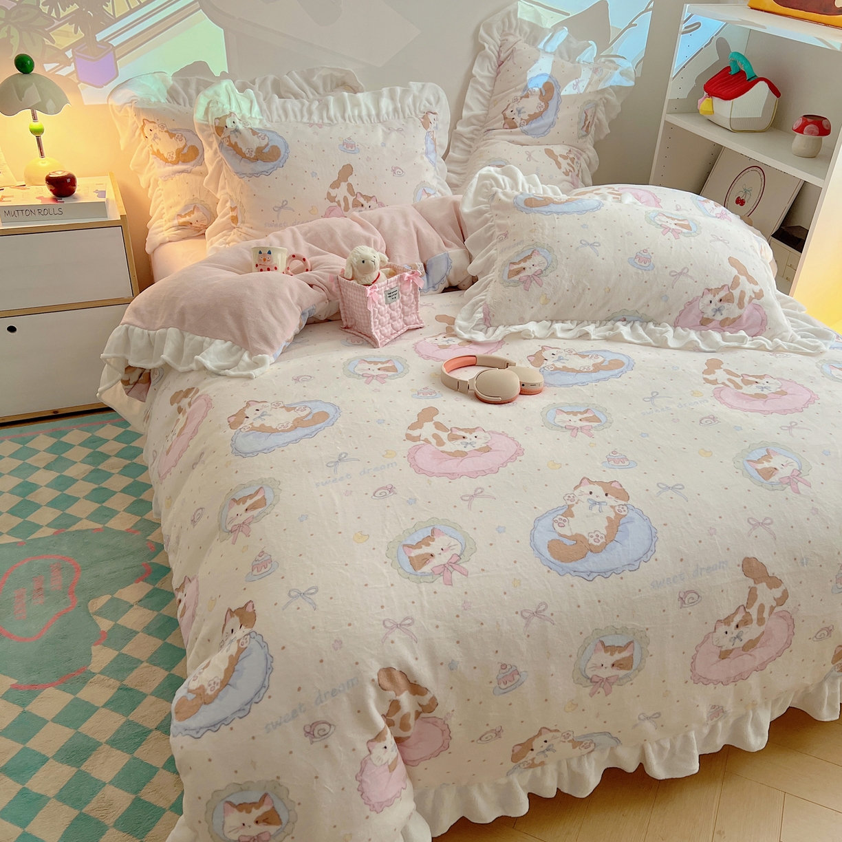 91家纺网 家纺一手货源 找家纺 六巷胡同 2025新款韩式博主风花边款INS卡通A类牛奶绒四件套（第一系） 花边萝莉猫咪崽