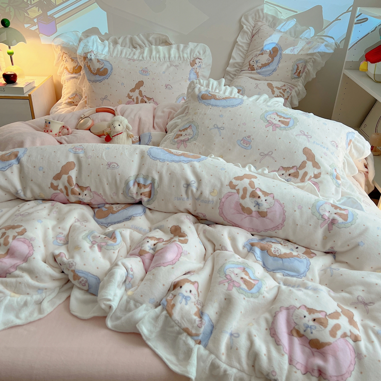 91家纺网 家纺一手货源 找家纺 六巷胡同 2025新款韩式博主风花边款INS卡通A类牛奶绒四件套（第一系） 花边萝莉猫咪崽