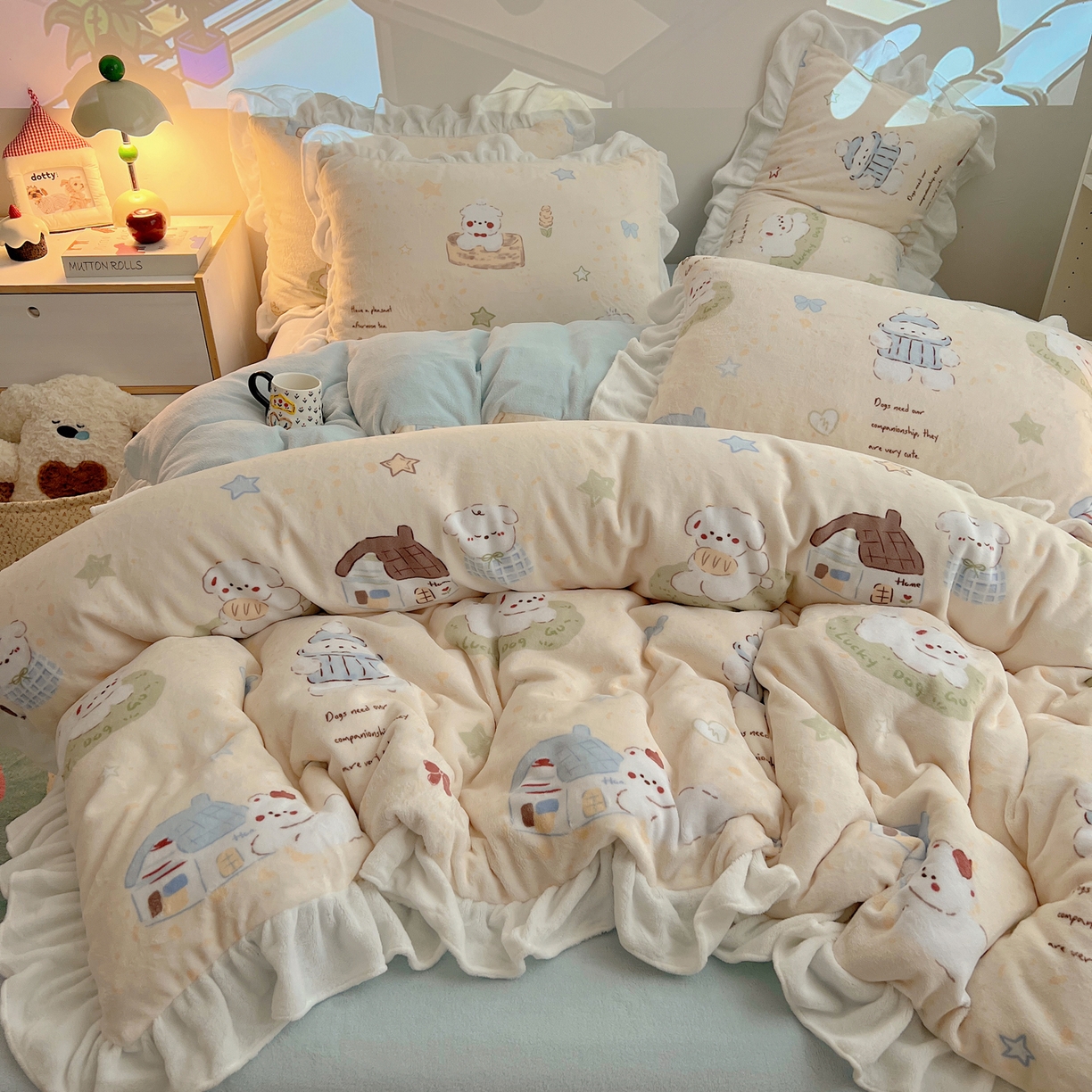 91家纺网 家纺一手货源 找家纺 六巷胡同 2025新款韩式博主风花边款INS卡通A类牛奶绒四件套（第一系） 花边奶萌修狗集