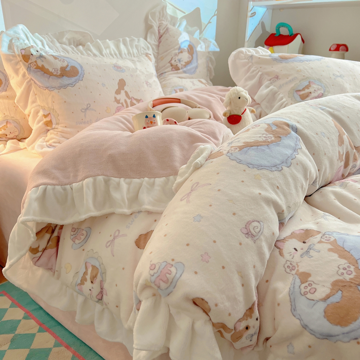 91家纺网 家纺一手货源 找家纺 六巷胡同 2025新款韩式博主风花边款INS卡通A类牛奶绒四件套（第一系） 花边萝莉猫咪崽