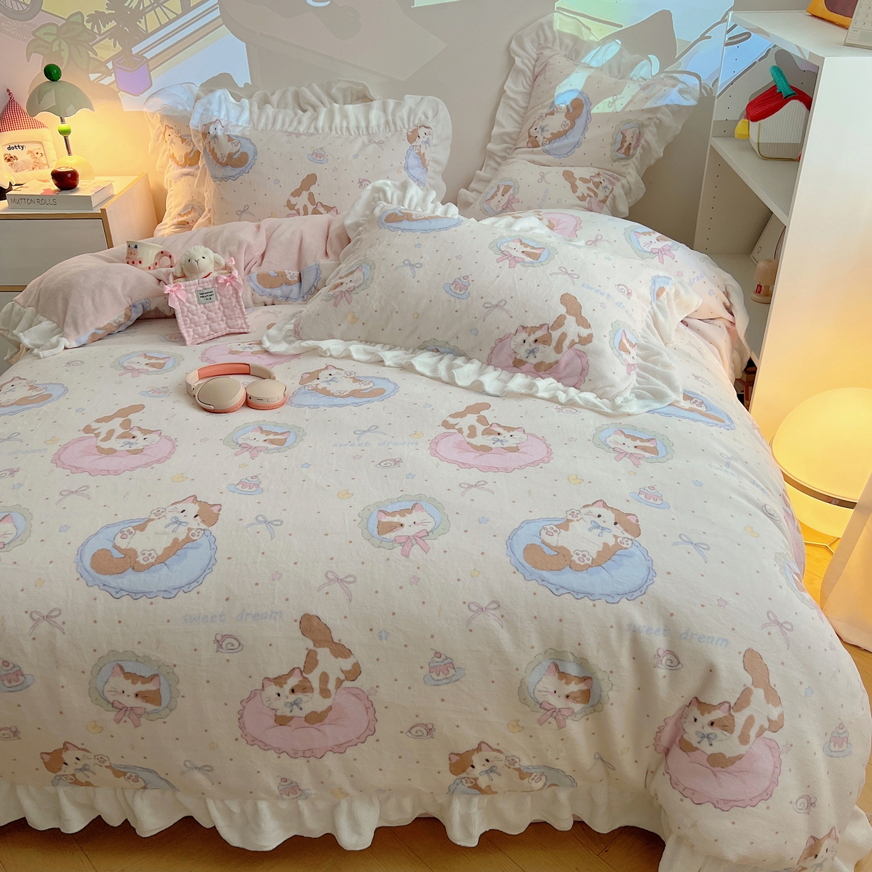 91家纺网 家纺一手货源 找家纺 六巷胡同 2025新款韩式博主风花边款INS卡通A类牛奶绒四件套（第一系） 花边萝莉猫咪崽