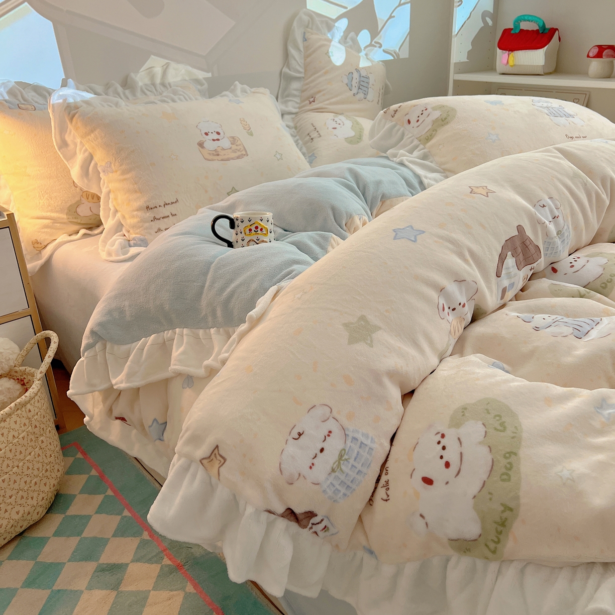 91家纺网 家纺一手货源 找家纺 六巷胡同 2025新款韩式博主风花边款INS卡通A类牛奶绒四件套（第一系） 花边奶萌修狗集