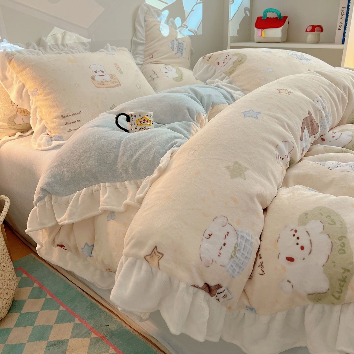 91家纺网 家纺一手货源 找家纺 六巷胡同 2025新款韩式博主风花边款INS卡通A类牛奶绒四件套（第一系） 花边奶萌修狗集