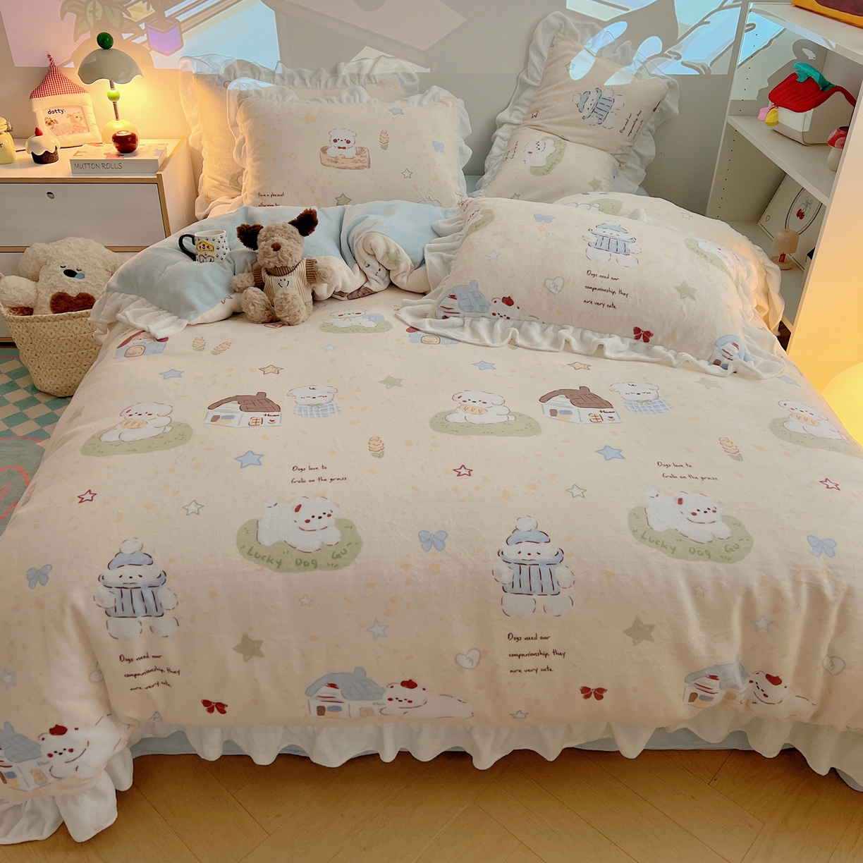91家纺网 家纺一手货源 找家纺 六巷胡同 2025新款韩式博主风花边款INS卡通A类牛奶绒四件套（第一系） 花边奶萌修狗集