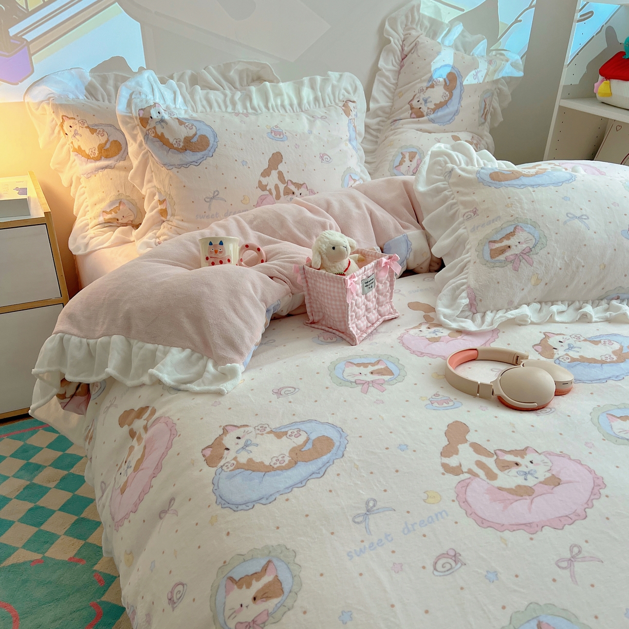 91家纺网 家纺一手货源 找家纺 六巷胡同 2025新款韩式博主风花边款INS卡通A类牛奶绒四件套（第一系） 花边萝莉猫咪崽