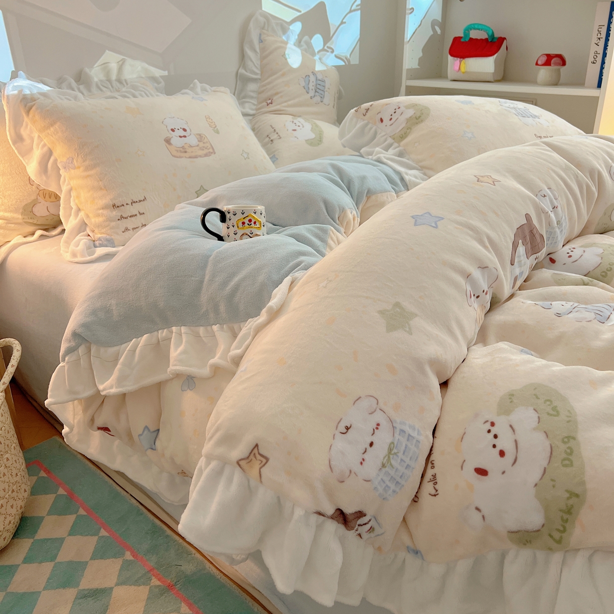 91家纺网 家纺一手货源 找家纺 六巷胡同 2025新款韩式博主风花边款INS卡通A类牛奶绒四件套（第一系） 花边奶萌修狗集