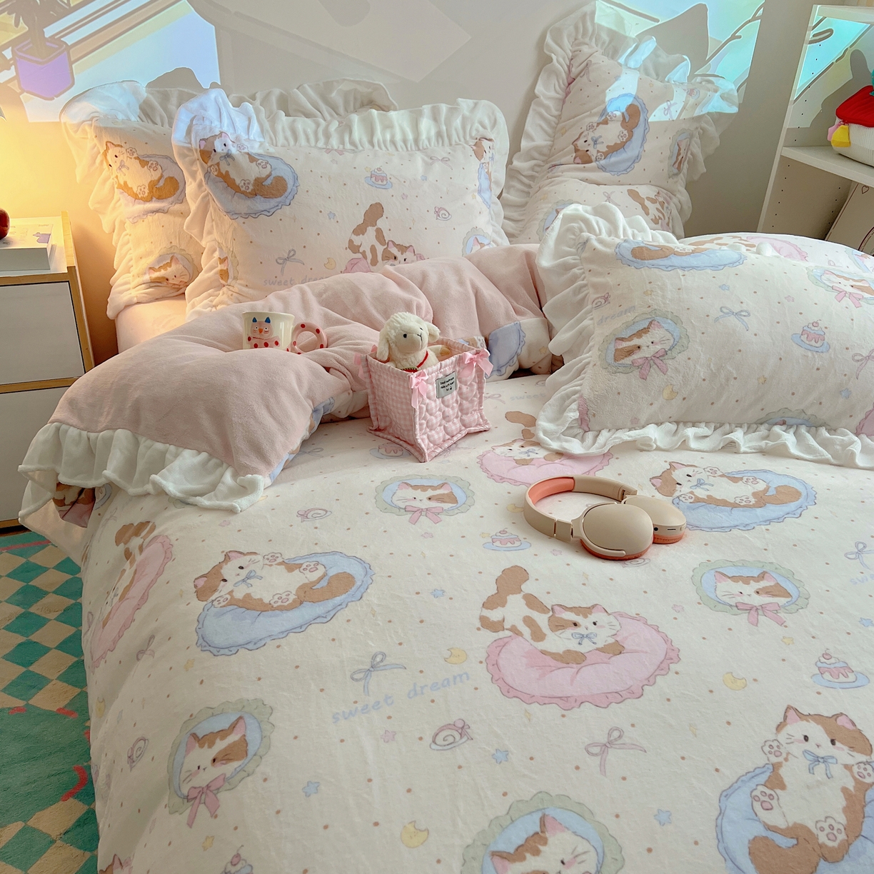 91家纺网 家纺一手货源 找家纺 六巷胡同 2025新款韩式博主风花边款INS卡通A类牛奶绒四件套（第一系） 花边萝莉猫咪崽