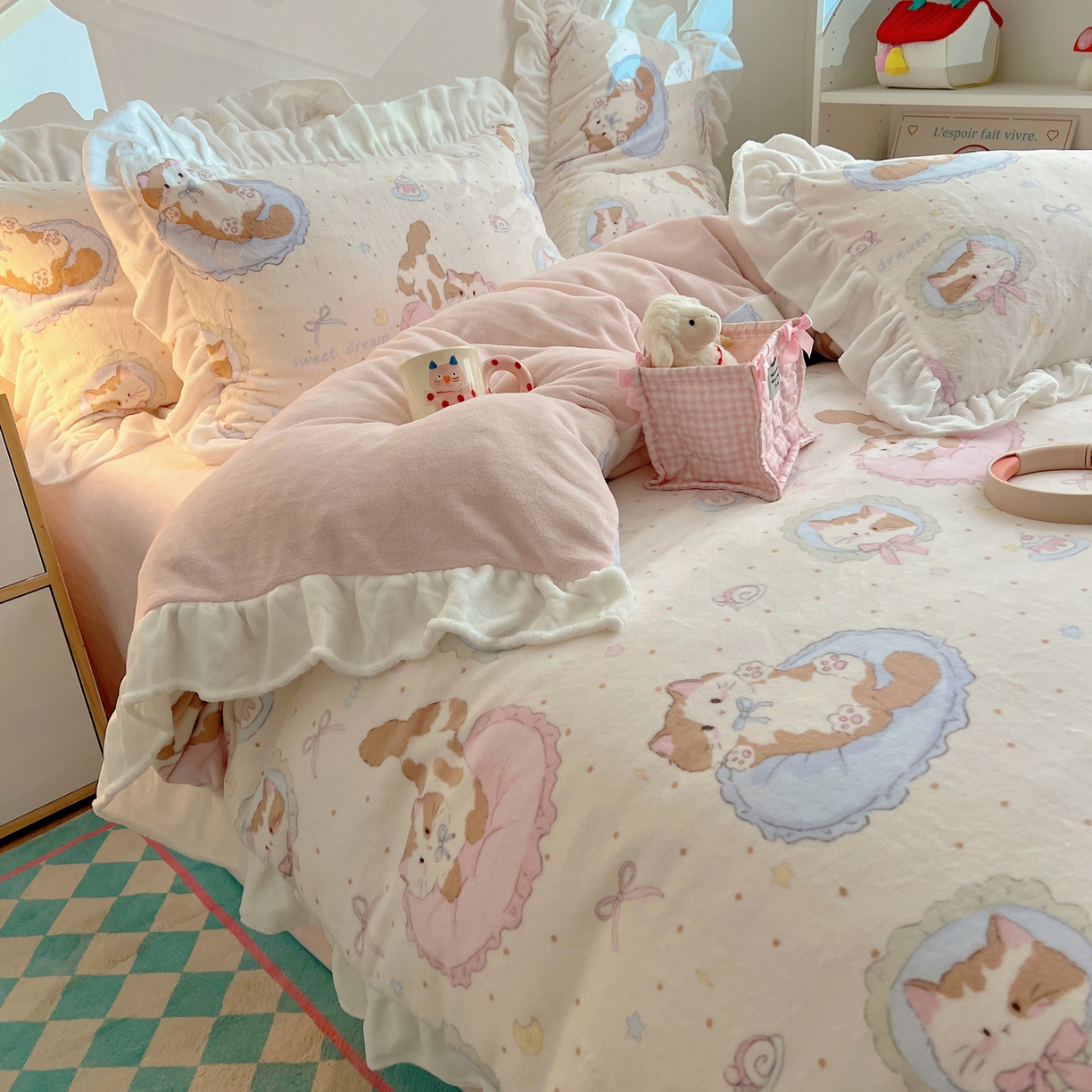 91家纺网 家纺一手货源 找家纺 六巷胡同 2025新款韩式博主风花边款INS卡通A类牛奶绒四件套（第一系） 花边萝莉猫咪崽