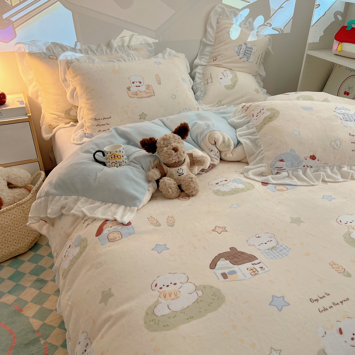 91家纺网 家纺一手货源 找家纺 六巷胡同 2025新款韩式博主风花边款INS卡通A类牛奶绒四件套（第一系） 花边奶萌修狗集