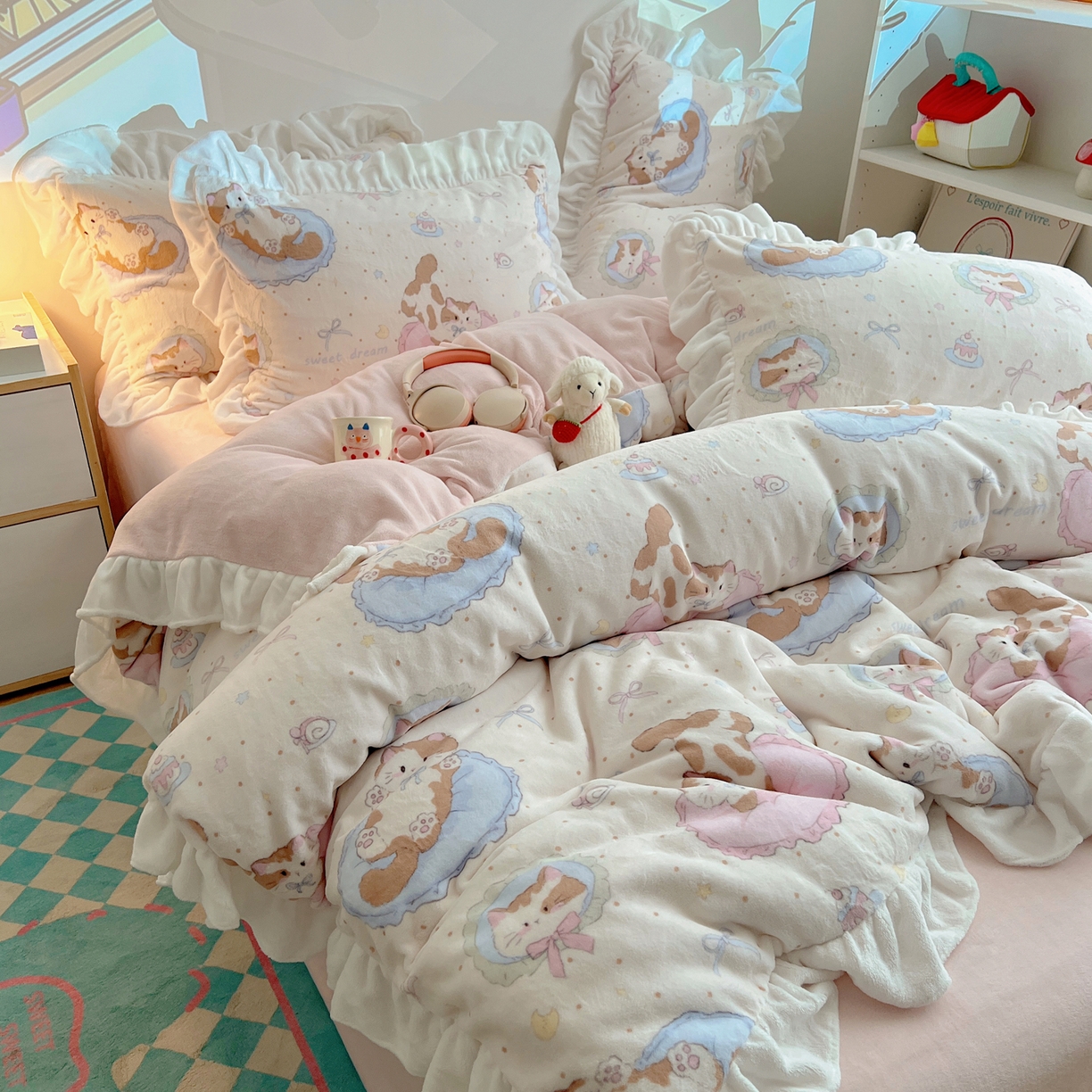 91家纺网 家纺一手货源 找家纺 六巷胡同 2025新款韩式博主风花边款INS卡通A类牛奶绒四件套（第一系） 花边萝莉猫咪崽