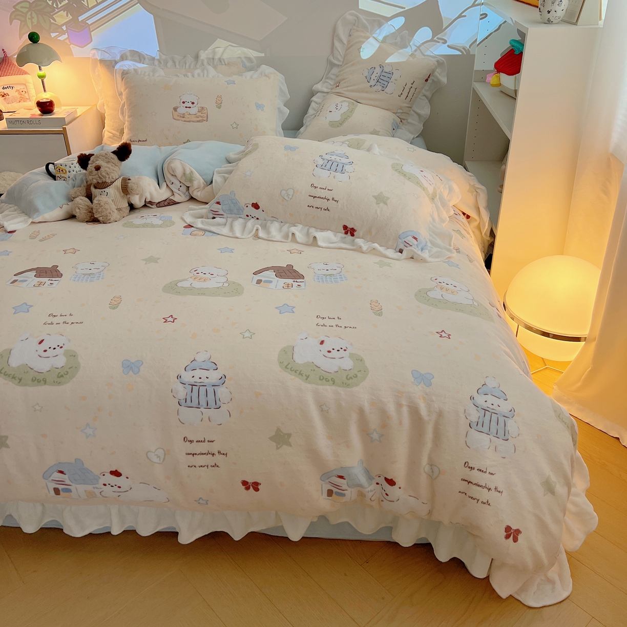 91家纺网 家纺一手货源 找家纺 六巷胡同 2025新款韩式博主风花边款INS卡通A类牛奶绒四件套（第一系） 花边奶萌修狗集