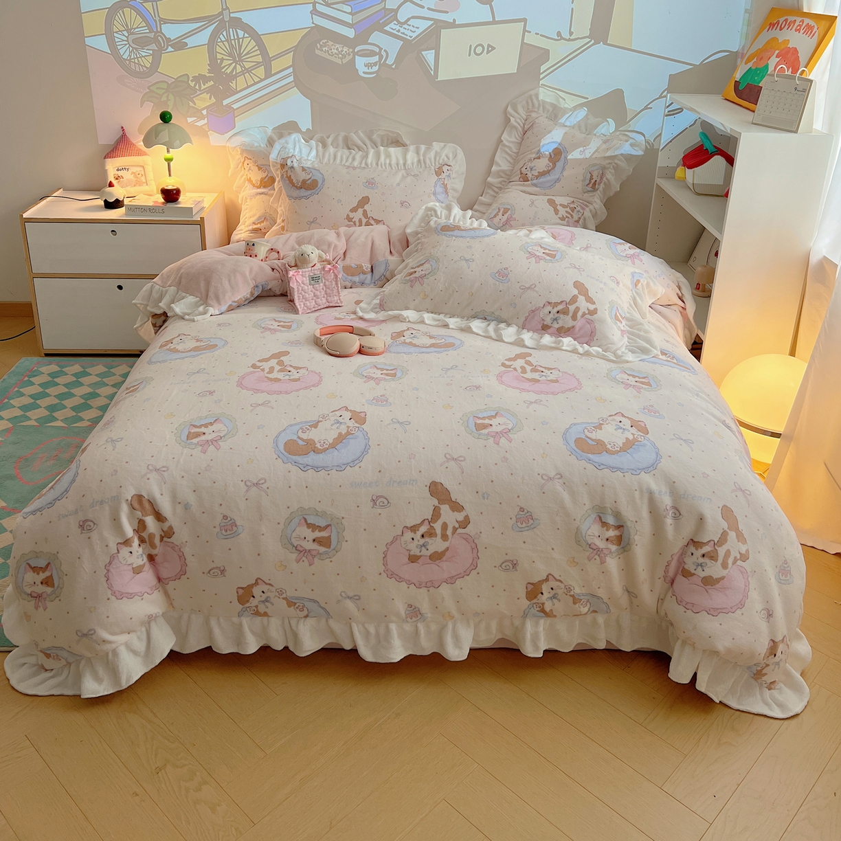 91家纺网 家纺一手货源 找家纺 六巷胡同 2025新款韩式博主风花边款INS卡通A类牛奶绒四件套（第一系） 花边萝莉猫咪崽