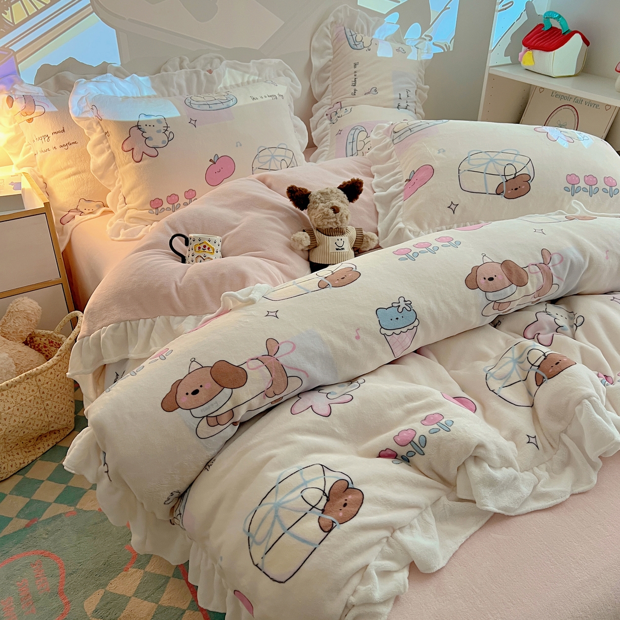 91家纺网 家纺一手货源 找家纺 六巷胡同 2025新款韩式博主风花边款INS卡通A类牛奶绒四件套（第一系） 花边芭宠假日米