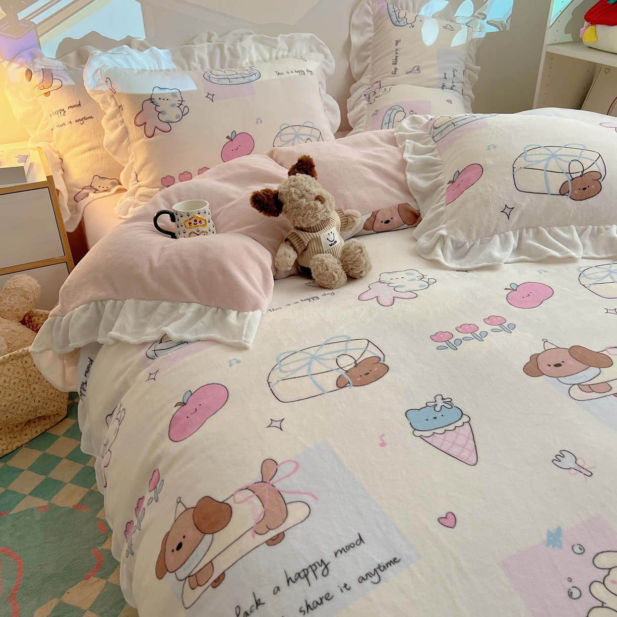 91家纺网 家纺一手货源 找家纺 六巷胡同 2025新款韩式博主风花边款INS卡通A类牛奶绒四件套（第一系） 花边芭宠假日米