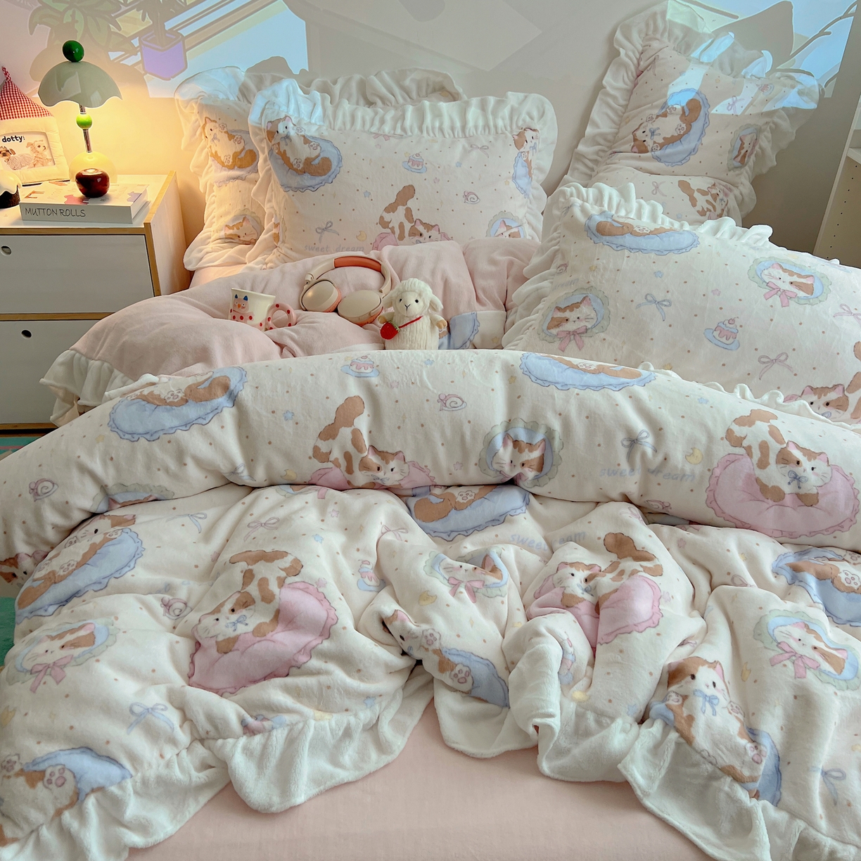 91家纺网 家纺一手货源 找家纺 六巷胡同 2025新款韩式博主风花边款INS卡通A类牛奶绒四件套（第一系） 花边萝莉猫咪崽