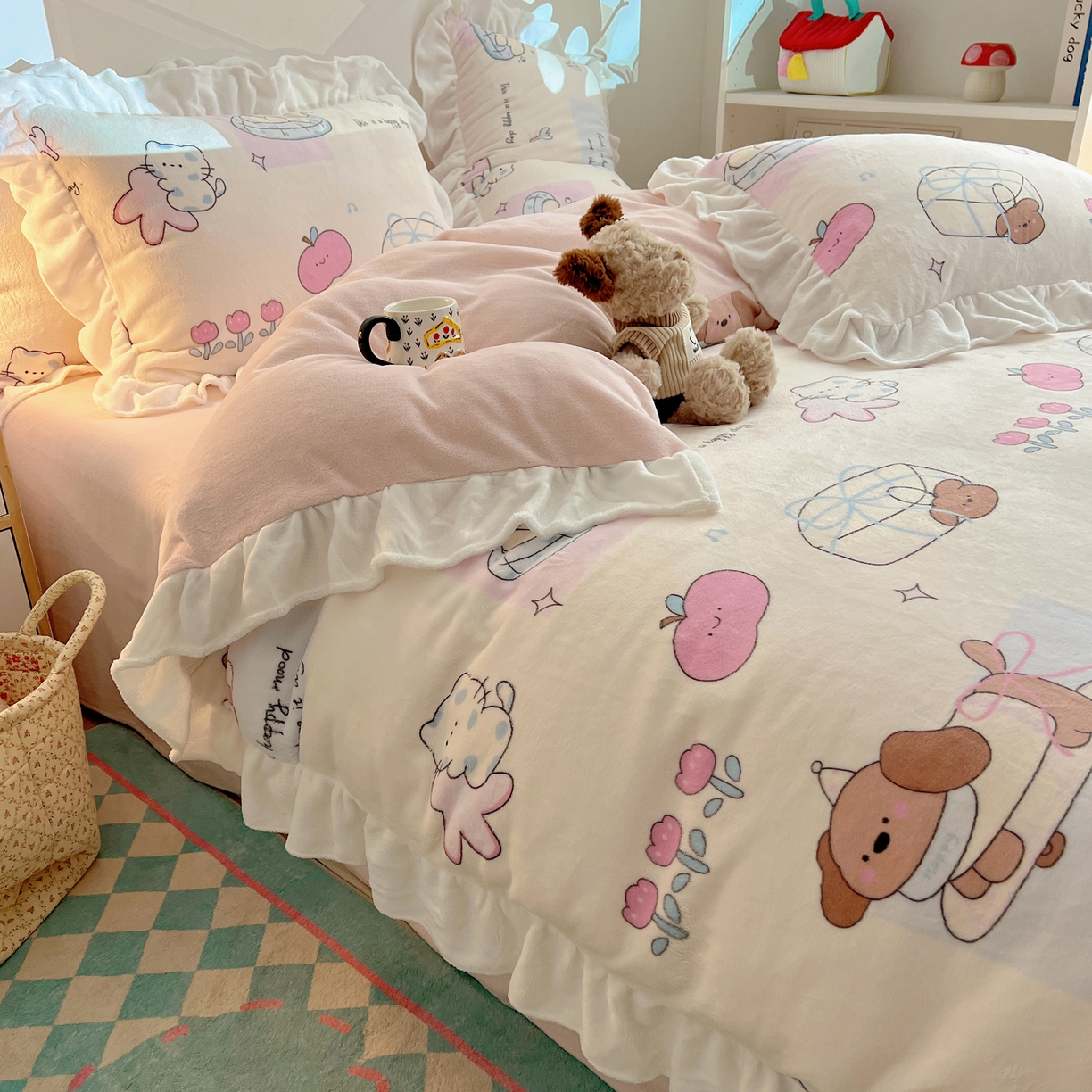 91家纺网 家纺一手货源 找家纺 六巷胡同 2025新款韩式博主风花边款INS卡通A类牛奶绒四件套（第一系） 花边芭宠假日米