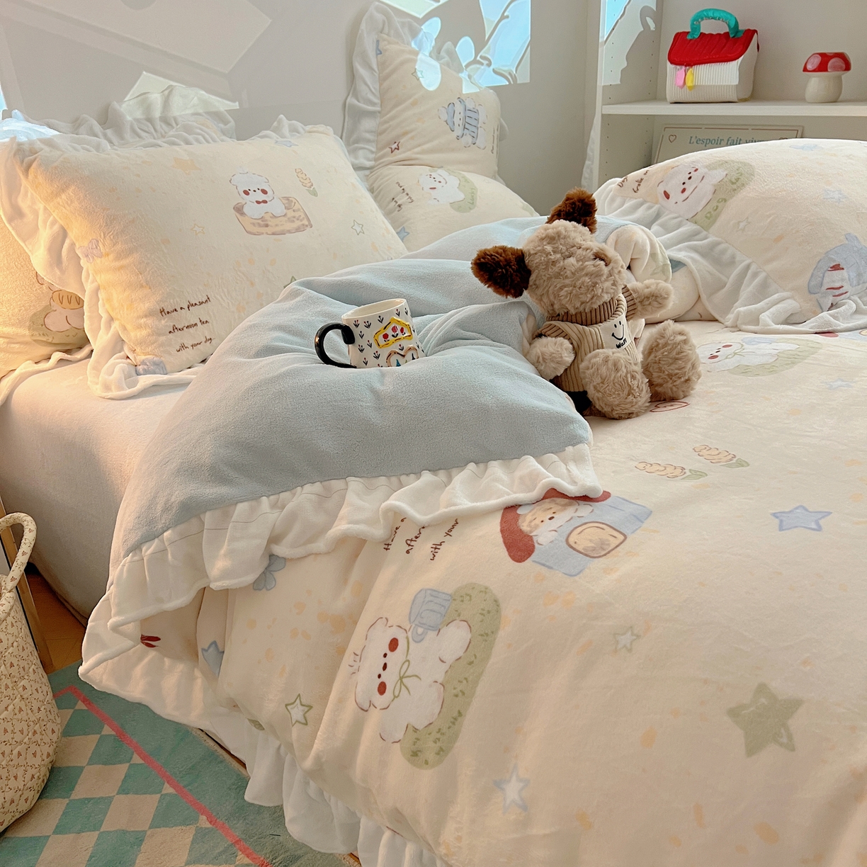 91家纺网 家纺一手货源 找家纺 六巷胡同 2025新款韩式博主风花边款INS卡通A类牛奶绒四件套（第一系） 花边奶萌修狗集