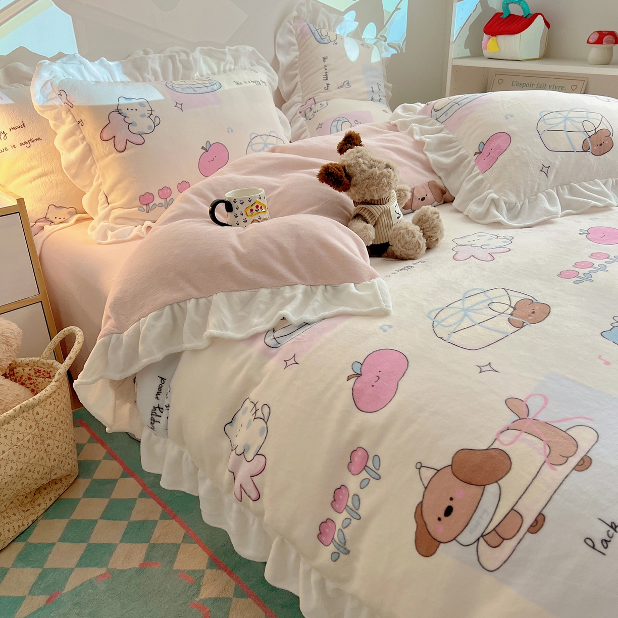 91家纺网 家纺一手货源 找家纺 六巷胡同 2025新款韩式博主风花边款INS卡通A类牛奶绒四件套（第一系） 花边芭宠假日米