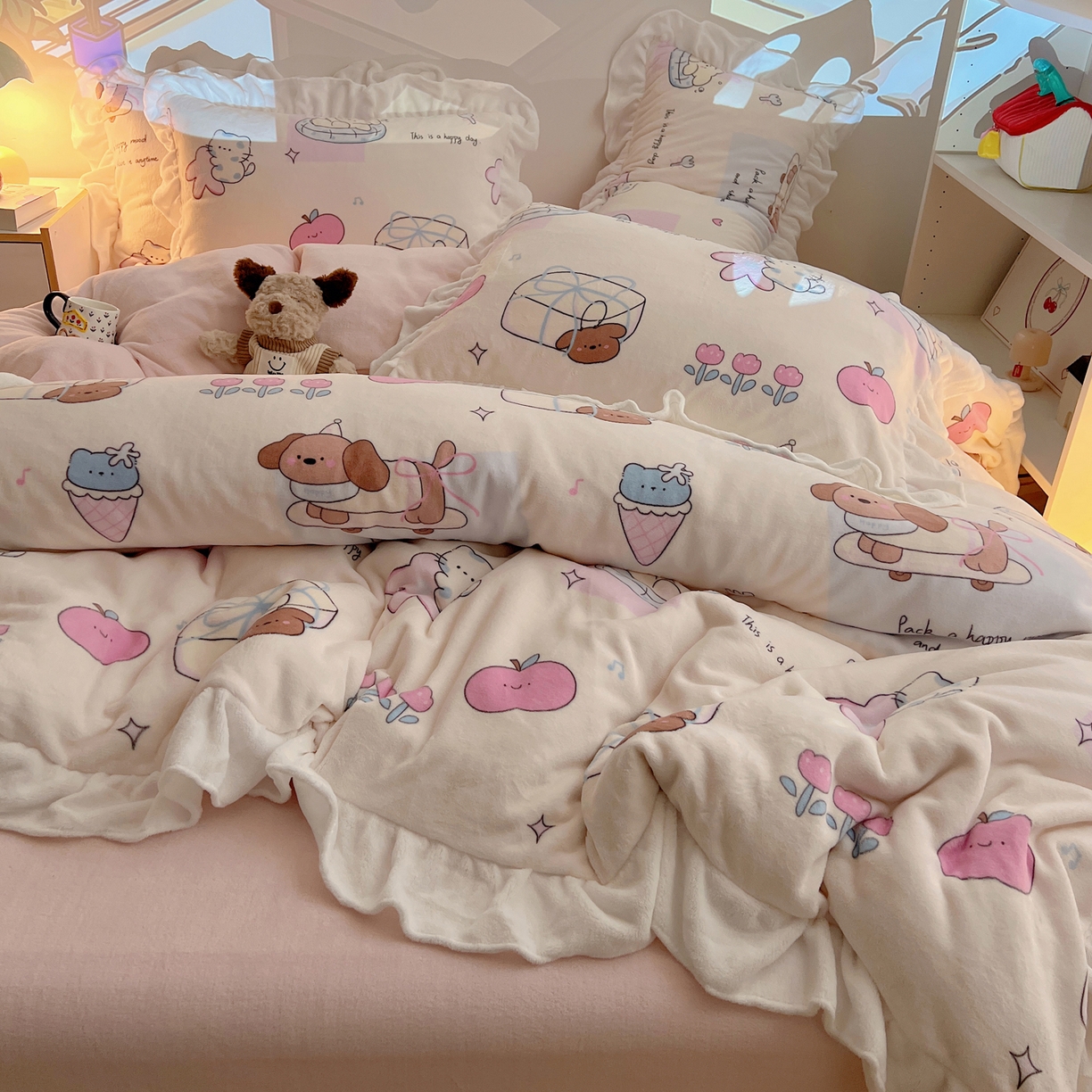 91家纺网 家纺一手货源 找家纺 六巷胡同 2025新款韩式博主风花边款INS卡通A类牛奶绒四件套（第一系） 花边芭宠假日米