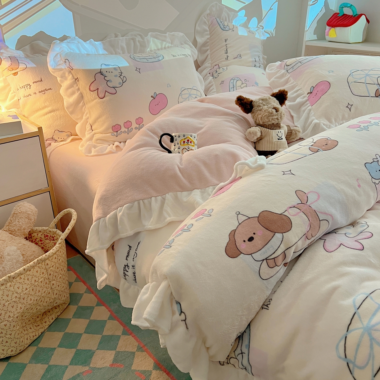 91家纺网 家纺一手货源 找家纺 六巷胡同 2025新款韩式博主风花边款INS卡通A类牛奶绒四件套（第一系） 花边芭宠假日米