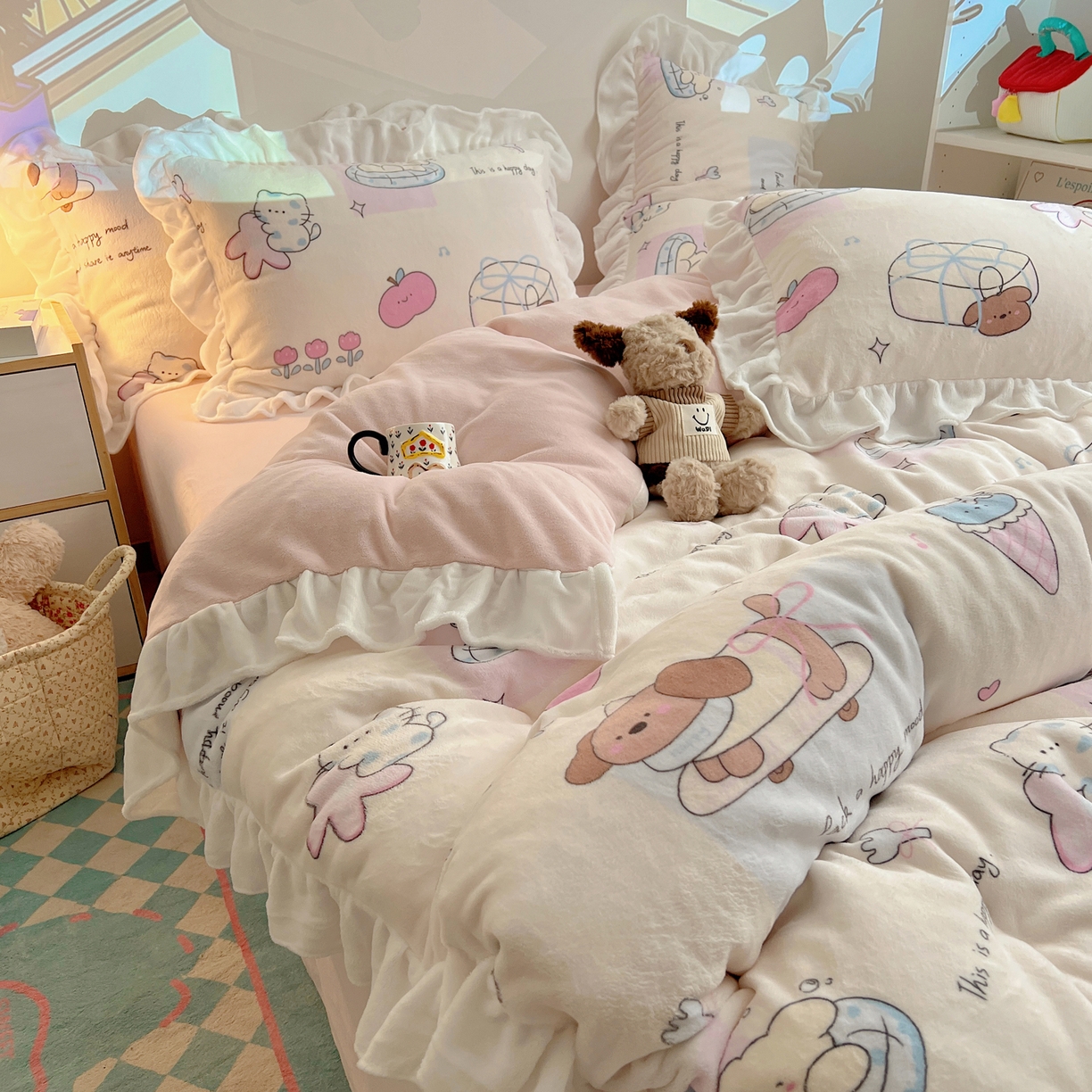 91家纺网 家纺一手货源 找家纺 六巷胡同 2025新款韩式博主风花边款INS卡通A类牛奶绒四件套（第一系） 花边芭宠假日米