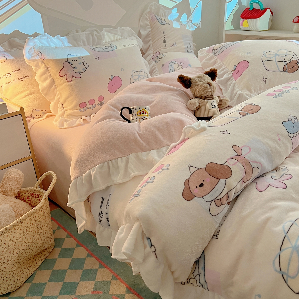 91家纺网 家纺一手货源 找家纺 六巷胡同 2025新款韩式博主风花边款INS卡通A类牛奶绒四件套（第一系） 花边芭宠假日米