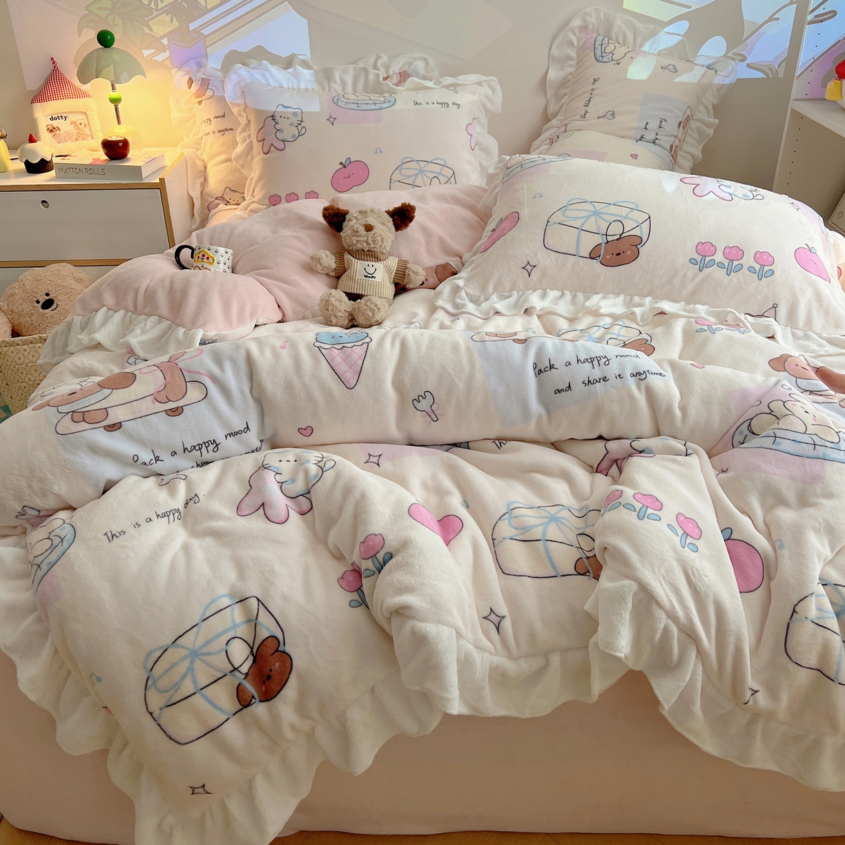 91家纺网 家纺一手货源 找家纺 六巷胡同 2025新款韩式博主风花边款INS卡通A类牛奶绒四件套（第一系） 花边芭宠假日米