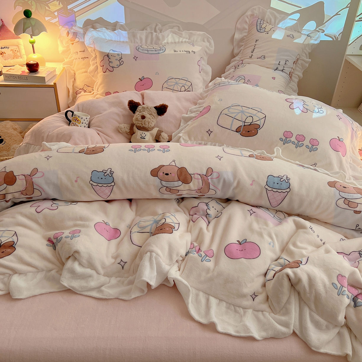 91家纺网 家纺一手货源 找家纺 六巷胡同 2025新款韩式博主风花边款INS卡通A类牛奶绒四件套（第一系） 花边芭宠假日米