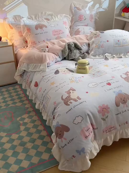 91家纺网 家纺一手货源 找家纺 六巷胡同 2025新款韩式博主风花边款INS卡通A类牛奶绒四件套（第一系） 花边猫狗小课堂