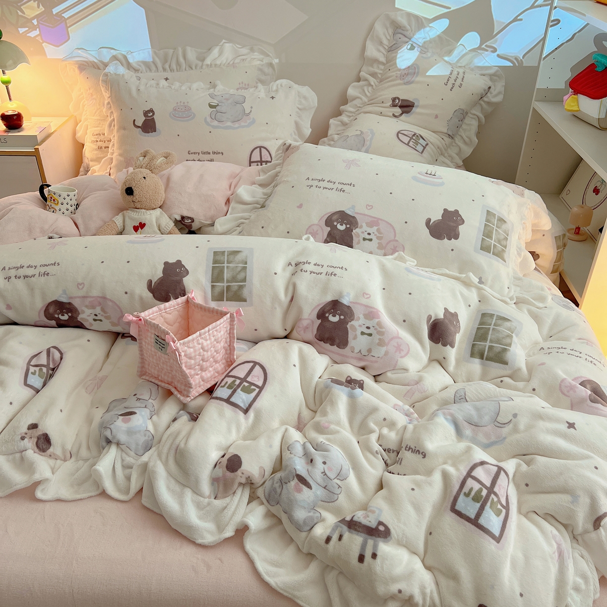 91家纺网 家纺一手货源 找家纺 六巷胡同 2025新款韩式博主风花边款INS卡通A类牛奶绒四件套（第一系） 花边萌象周末趴