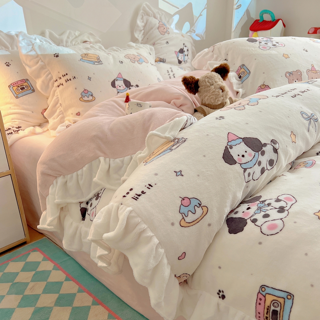 91家纺网 家纺一手货源 找家纺 六巷胡同 2025新款韩式博主风花边款INS卡通A类牛奶绒四件套（第一系） 花边磁带熊仔米