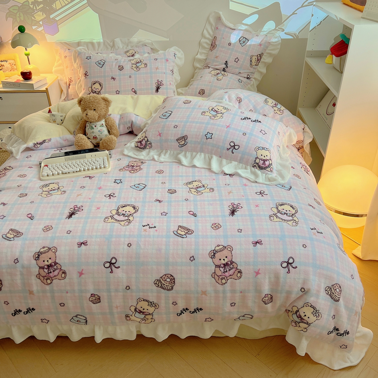 91家纺网 家纺一手货源 找家纺 六巷胡同 2025新款韩式博主风花边款INS卡通A类牛奶绒四件套（第一系） 花边熊友茶话会