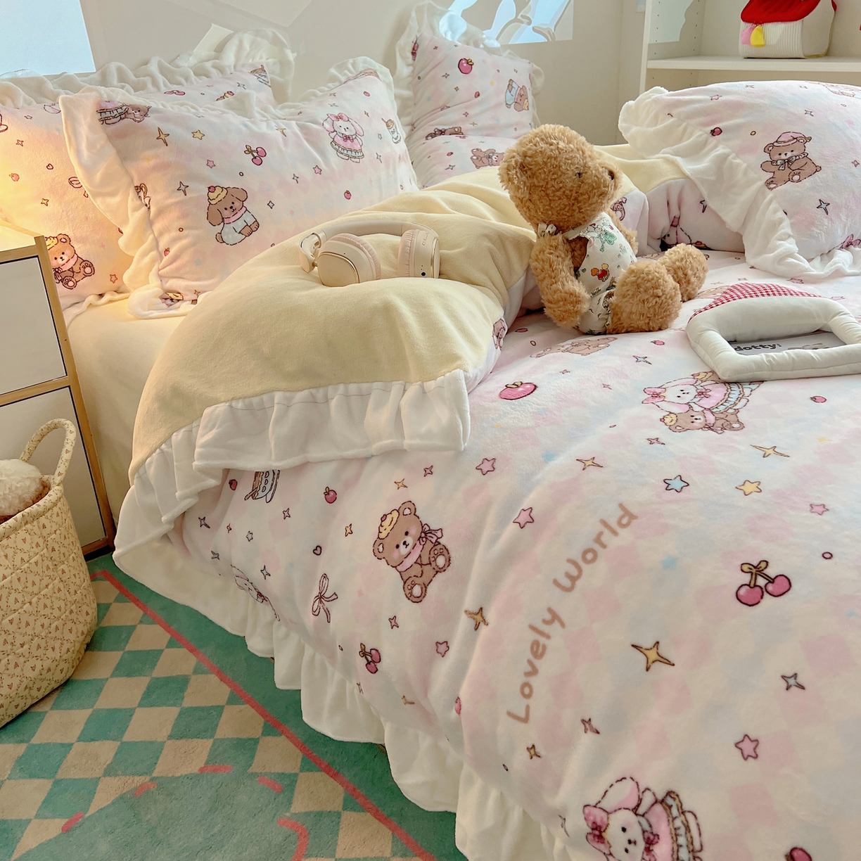 91家纺网 家纺一手货源 找家纺 六巷胡同 2025新款韩式博主风花边款INS卡通A类牛奶绒四件套（第一系） 花边星星宠物集