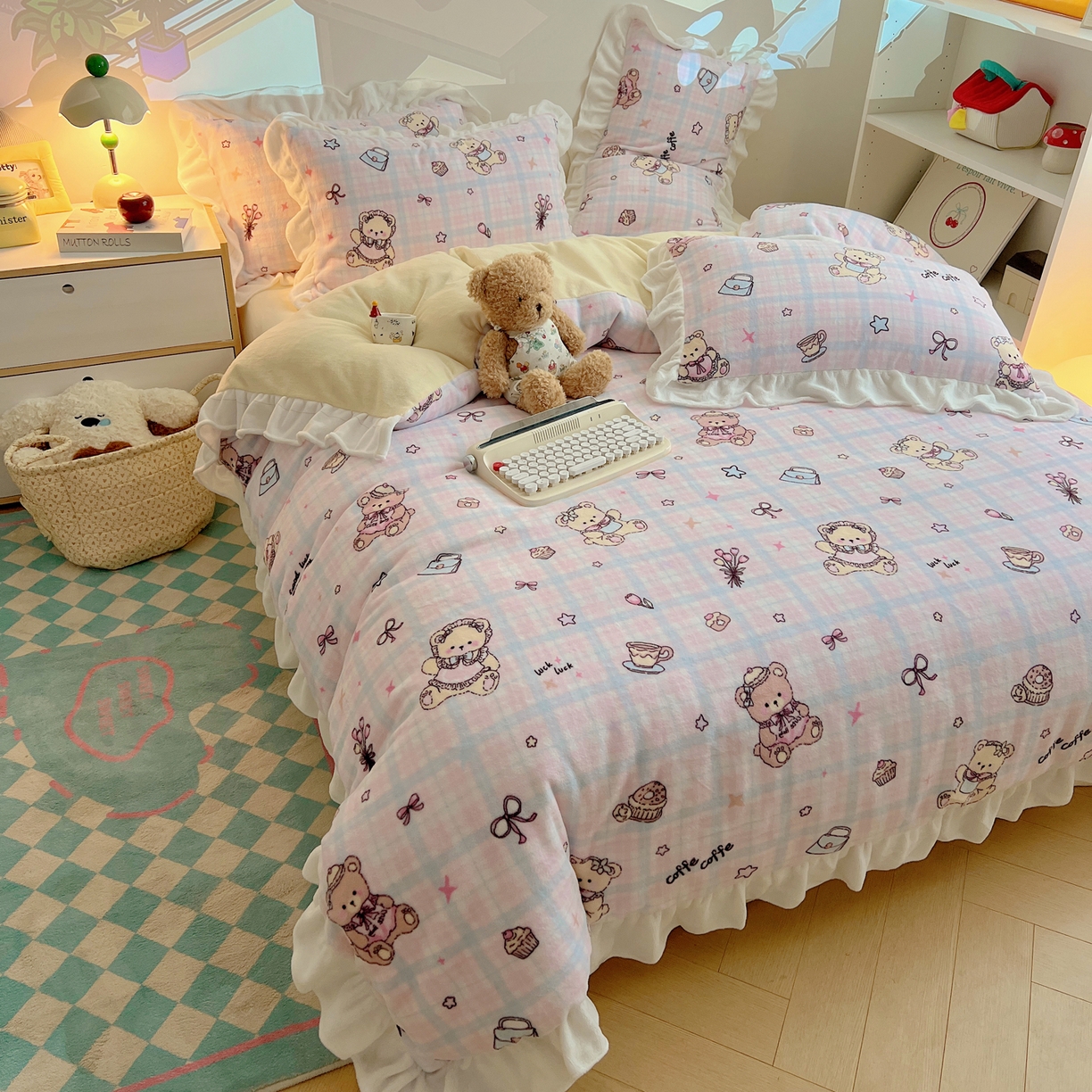 91家纺网 家纺一手货源 找家纺 六巷胡同 2025新款韩式博主风花边款INS卡通A类牛奶绒四件套（第一系） 花边熊友茶话会