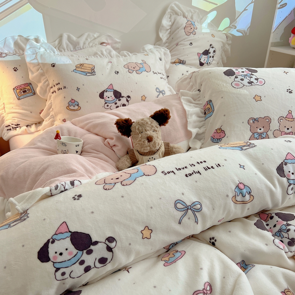 91家纺网 家纺一手货源 找家纺 六巷胡同 2025新款韩式博主风花边款INS卡通A类牛奶绒四件套（第一系） 花边磁带熊仔米