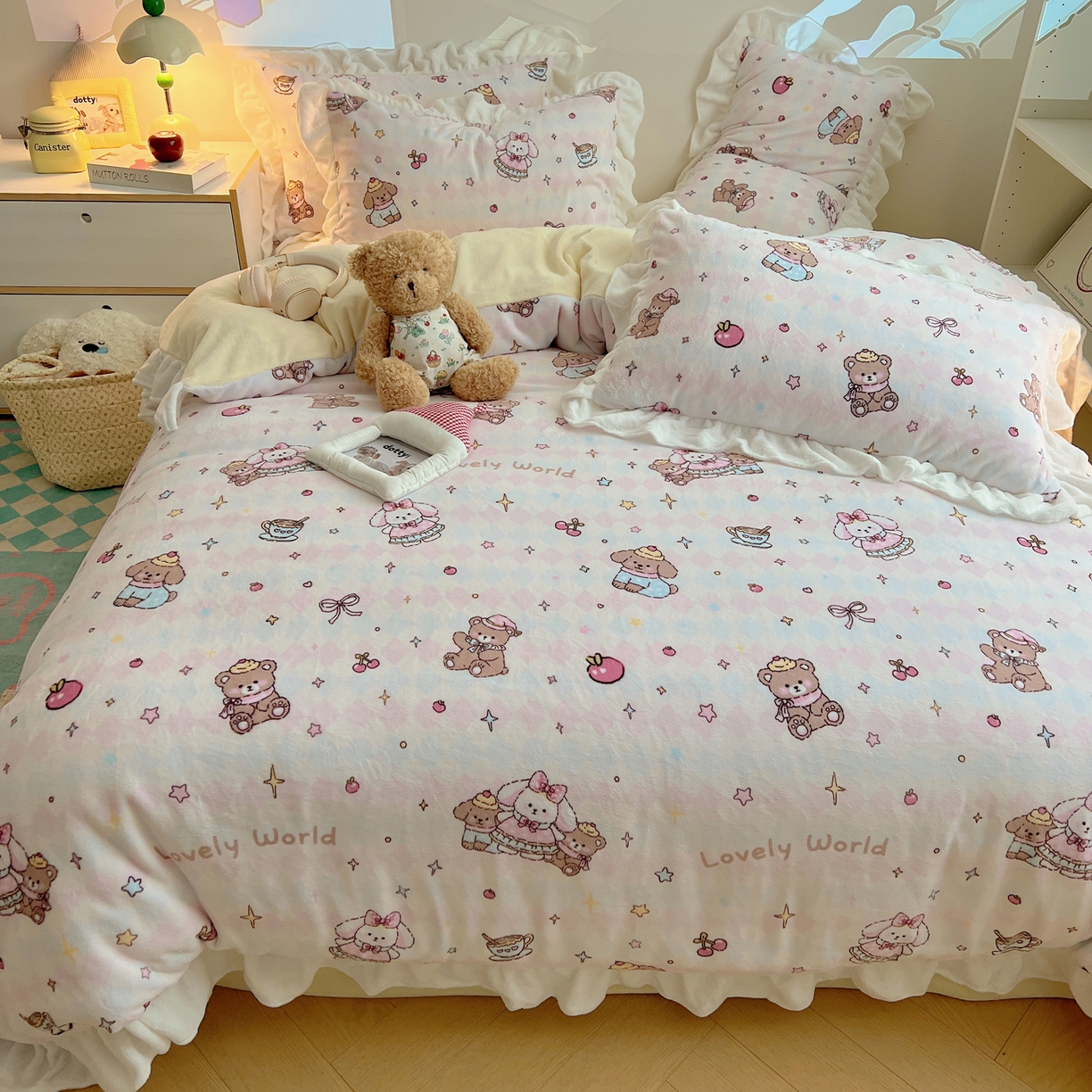 91家纺网 家纺一手货源 找家纺 六巷胡同 2025新款韩式博主风花边款INS卡通A类牛奶绒四件套（第一系） 花边星星宠物集