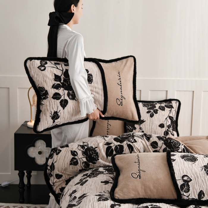 91家纺网 家纺一手货源 找家纺 （总）KA家纺 2025新款冬着色烂花兔毛边绣花款牛奶绒四件套