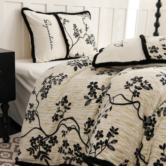 91家纺网 家纺一手货源 找家纺 KA家纺 2025新款冬着色烂花兔毛边绣花款牛奶绒四件套 古韵花香奶白