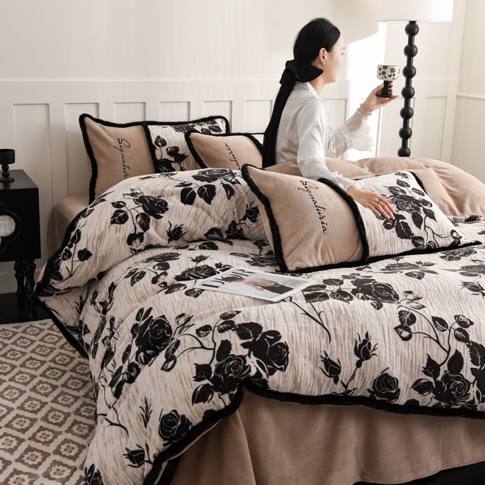 91家纺网 家纺一手货源 找家纺 KA家纺 2025新款冬着色烂花兔毛边绣花款牛奶绒四件套 古韵花香卡其