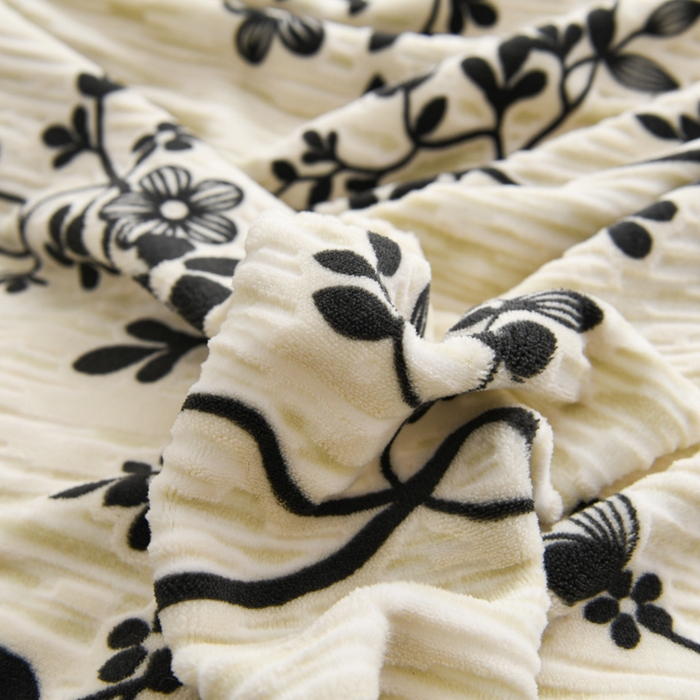 91家纺网 家纺一手货源 找家纺 KA家纺 2025新款冬着色烂花兔毛边绣花款牛奶绒四件套 古韵花香奶白